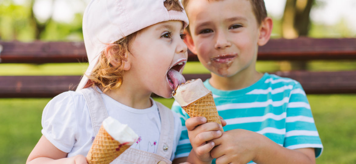 boy share ice cream with his sister